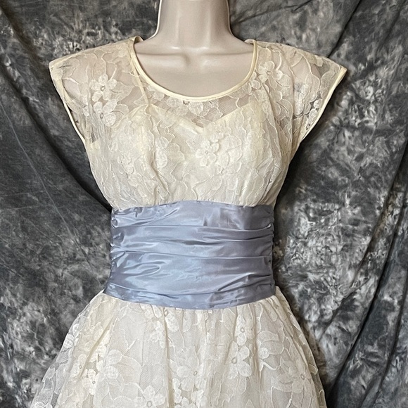 Vintage 1950s Lace garden wedding Dress - Picture 3 of 12
